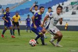 Pesepak bola Persita Zalnando (kanan) menghindari hadangan pesepak bola Arema FC saat pertandingan BRI Super League di Stadion Kanjuruhan, Kabupaten Malang, Jawa Timur, Selasa (30/12/2025). Persita menang atas Arema FC dengan skor 1-0. Antara Jatim/Irfan Sumanjaya/um