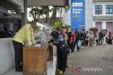 Warga antre mengisi daftar untuk melakukan aktivasi akun Coretax di Kantor Pelayanan Pajak Pratama Serpong, Kota Tangerang Selatan, Banten, Selasa (30/12/2025). Direktorat Jenderal Pajak (DJP) Kementerian Keuangan mencatat hingga 29 Desember 2025 sebanyak 9,87 juta wajib pajak telah mengaktivasi akun Coretax dan ditargetkan mencapai 14 juta hingga penutupan tahun. ANTARA FOTO/Putra M. Akbar/gp
