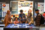 Wisatawan mengamati proses terjadinya gempa tektonik di ruang pamer Museum Geologi, Bandung, Jawa Barat, Selasa (30/12/2025). Pengelola Museum Geologi mencatat tingkat kunjungan wisatawan ke museum itu pada libur Natal 2025 rata-rata mencapai 3.000 wisatawan per hari, meningkat dibandingkan sebelum masa liburan yang sebanyak 2.500 per hari. ANTARA FOTO/Raisan Al Farisi/agr