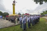 Sejumlah pelajar, perwakilan pemerintah dan aparat kepolisian mengikuti upacara peringatan pertempuran Simpang III Sipin di Taman Tugu Juang, Jambi, Senin (29/12/2025). Kegiatan yang digelar setiap tanggal 29 Desember dengan tujuan memperingati perjuangan masyarakat Jambi bersama TNI melawan penjajah pada masa Agresi Militer Belanda ke-II tahun 1948-1949 di kawasan Simpang III Sipin yang kini dibangun Taman Tugu Juang tersebut diikuti perwakilan pemerintah, aparat TNI/Polri, dan pelajar. ANTARA FOTO/Wahdi Septiawan/nz.