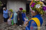 Warga menghias gadis Kasinoman Ngarot dengan mahkota bunga sebelum diarak menuju Balai Desa Lelea, Indramayu, Jawa Barat, Rabu (31/12/2025). Perayaan pesta adat Ngarot yang diikuti puluhan remaja (kasinoman) berhiaskan bunga di kepala itu merupakan pesta menjelang musim tanam padi sebagai simbol suka cita masyarakat sebelum menggarap lahan sawah sebagai sumber pangan utama di desa itu. ANTARA FOTO/Dedhez Anggara/agr