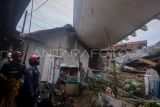 Petugas melihat kondisi rumah yang tertimpa sayap pesawat akibat bencana angin puting beliung di Desa Pondok Udik, Kemang, Kabupaten Bogor, Jawa Barat, Senin (29/12/2025). Peristiwa angin puting beliung mengakibatkan bagian pesawat dari gudang pesawat bekas terhempas menimpa rumah warga dan menurut data dari Pemerintah Desa setempat sementara 30 rumah tercatat rusak serta tidak ada korban jiwa dari kejadian tersebut. ANTARA FOTO/Yulius Satria Wijaya/nz. 