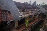 Kondisi rumah warga yang rusak akibat bencana angin puting beliung di Desa Pondok Udik, Kemang, Kabupaten Bogor, Jawa Barat, Senin (29/12/2025). Peristiwa angin puting beliung mengakibatkan bagian pesawat dari gudang pesawat bekas terhempas menimpa rumah warga dan menurut data dari Pemerintah Desa setempat sementara 30 rumah tercatat rusak serta tidak ada korban jiwa dari kejadian tersebut. ANTARA FOTO/Yulius Satria Wijaya/nz.
