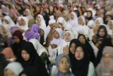 Umat muslim memanjatkan doa saat  menghadiri dzikir, sholawat dan doa akhir tahun di Islamic Center, Surabaya, Jawa Timur, Selasa (30/12/2025). Kegiatan yang dihadiri Forkopimda Jawa Timur dan ribuan umat muslim tersebut guna mendoakan Indonesia yang lebih baik di tahun 2026. ANTARA Jatim/Moch Asim.