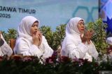 Gubernur Jawa Timur Khofifah Indar Parawansa (kanan) bersama putrinya Fatimahsang Mannagalli Parawansa (kiri) memanjatkan doa saat menghadiri dzikir, sholawat dan doa akhir tahun di Islamic Center, Surabaya, Jawa Timur, Selasa (30/12/2025). Kegiatan yang dihadiri Forkopimda Jawa Timur dan ribuan umat muslim tersebut guna mendoakan Indonesia yang lebih baik di tahun 2026. ANTARA Jatim/Moch Asim.