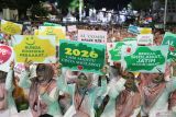 Umat muslim membawa poster saat  menghadiri dzikir, sholawat dan doa akhir tahun di Islamic Center, Surabaya, Jawa Timur, Selasa (30/12/2025). Kegiatan yang dihadiri Forkopimda Jawa Timur dan ribuan umat muslim tersebut guna mendoakan Indonesia yang lebih baik di tahun 2026. ANTARA Jatim/Moch Asim.