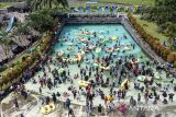 Foto udara pengunjung memadati wahana permainan air Tee Jay di Kota Tasikmalaya, Jawa Barat, Kamis (1/1/2026). Dinas Pariwisata dan Budaya Provinsi Jawa Barat mencatat 21,5 juta warga memanfaatkan libur Natal 2025 dan Tahun Baru 2026 dengan berkunjung ke berbagai destinasi wisata di Jawa Barat. ANTARA FOTO/Adeng Bustomi/agr