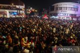 Warga memadati Braga saat merayakan malam Tahun Baru 2026 di Bandung, Jawa Barat, Kamis (1/1/2026). Warga Kota Bandung menikmati momen pergantian Tahun Baru 2026 di kawasan Braga dan Asia Afrika meskipun tidak ada perayaan kembang api karena adanya pelarangan oleh Pemerintah Kota Bandung sebagai bentuk solidaritas bagi korban bencana di Sumatera ANTARA FOTO/Novrian Arbi/agr