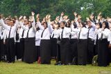 Ribuan pegawai berseragam hitam putih melambaikan tangan tanda kegembiraan usai resmi diangkat sebagai tenaga PPPK paruh waktu di Stadion Rejoagung, Tulungagung, Jawa Timur, Rabu (31/12/2025). Sebanyak 5.414 tenaga honorer di lingkungan Sekretariat Daerah Kabupaten Tulungagung, Badan Layanan Umum Daerah (BLUD), dan organisasi profesi pendidikan diangkat sebagai ASN paruh waktu sebagai bagian dari penataan tenaga non-ASN sekaligus 