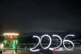 Wisatawan membuat angka 2026 menggunakan cahaya (light painting) saat malam pergantian tahun di Taman Langit Pangalengan, Pangalengan, Kabupaten Bandung, Jawa Barat, Kamis (1/1/2026). Pengelola mencatat sebanyak 900 wisatawan mengunjungi objek wisata glamping (glamorous camping) yang berada di atas ketinggian 1680 mdpl dengan menawarkan panorama perkebunan dan pegunungan tersebut untuk merayakan malam pergantian Tahun Baru 2026. ANTARA FOTO/Abdan Syakura/agr
