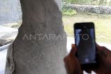 Wartawan merekam video saat peresmian revitalisasi Prasasti Batutulis di Kota Bogor, Jawa Barat, Rabu (31/12/2025). Menteri Kebudayaan meresmikan revitalisasi Prasasti Batutulis yang terintegrasi dengan Museum Pajajaran dengan fungsi sebagai pusat edukasi sejarah dan meningkatkan kesejahteraan masyarakat melalui sektor pariwisata. ANTARA FOTO/Arif Firmansyah/agr