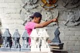 Perajin menyelesaikan kerajinan miniatur candi berbahan campuran limbah popok di Blitar, Jawa Timur, Jumat (2/1/2026). Kerajinan tersebut dibuat dari adonan semen, serbuk limbah kaca, dan popok bekas, lalu dipasarkan dengan harga Rp60.000 hingga Rp150.000 per unit, menyesuaikan tingkat kerumitan dan ukuran produk. Antara Jatim/Destyan Sujarwoko/um