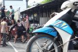 Sejumlah anggota Polri menurunkan barang bukti sepeda motor dari truk di Polrestabes Surabaya, Surabaya, Jawa Timur, Jumat (2/1/2026). Sepanjang tahun 2025 Polrestabes Surabaya beserta Polsek jajarannya berhasil mengungkap 600 kasus pencurian kendaraan bermotor (curanmor) dengan menangkap 472 tersangka dan dari jumlah tersangka itu beberapa diantara merupakan residivis. Antara Jatim/Didik Suhartono/um