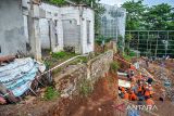 Petugas BPBD, Brimob dan Basarnas melakukan pencarian korban longsor di Kampung Wates, Desa Cisempur, Kecamatan Jatinangor, Kabupaten Sumedang, Jawa Barat, Jumat (2/1/2026). Saksi mata menyatakan, sebanyak delapan orang menjadi korban longsor pembangunan lapangan futsal di Desa Cisempur dimana empat diantaranya selamat sementara empat korban lainnya masih dalam proses evakuasi. ANTARA FOTO/Raisan Al Farisiagr