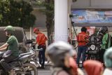 Petugas mengisi BBM pengendara mobil dan motor di SPBU Pertamina, Bekasi, Jawa Barat, Kamis (1/1/2026). PT Pertamina (Persero) menurunkan harga BBM non subsidi per 1 Januari 2026 di antaranya Pertamax menjadi Rp12.350 per liter dari sebelumnya Rp12.750 per liter pada Desember 2025. ANTARA FOTO/Dhemas Reviyanto/nz.