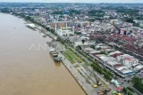Foto udara suasana dari Pelabuhan Samarinda, Samarinda, Kalimantan Timur, Jumat (2/1/2026). Pemerintah Kota Samarinda berencana merelokasi Pelabuhan Samarinda ke daerah Bukuan untuk kapal penumpang dan untuk kapal kargo ke Bantuas, Samarinda Seberang, dikarenakan lokasi yang lama secara tata kota sudah tidak layak dan kapal berukuran besar tidak bisa masuk ke pelabuhan lama karena terhalang jembatan dan kedalaman alur yang terbatas. Antara Kaltim/M Risyal Hidayat