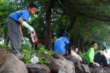 Pelajar dan warga memungut sampah di Pantai Kenjeran, Surabaya, Jawa Timur, Sabtu (3/12/2026). Tunas Hijau dan para pelajar bersama orang tuanya melakukan bersih-bersih pantai dari sampah yang berserakan di lokasi wisata pesisir pada awal tahun 2026. Antara Jatim/Didik Suhartono/um