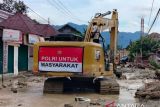 Empat alat bersihkan material menimbun jalan provinsi di Pasar Maninjau Agam sejak Rabu