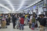 Penumpang mengantre untuk lapor diri di Terminal 1 Bandara Soekarno-Hatta, Kota Tangerang, Banten, Sabtu (3/1/2026). PT Angkasa Pura Indonesia cabang Bandara Soekarno-Hatta mencatat pada Sabtu (3/1) jumlah pergerakan penumpang di bandara tersebut mencapai 164.175 orang yang terbagi dalam dua penerbangan yaitu keberangkatan 75.006 penumpang dan kedatangan 89.169 penumpang dengan total pergerakan pesawat mencapai 1.146 penerbangan. ANTARA FOTO/Putra M. Akbar/gp