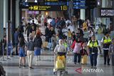 Penumpang membawa barang bawaan setibanya di Terminal 1 Bandara Soekarno-Hatta, Kota Tangerang, Banten, Sabtu (3/1/2026). PT Angkasa Pura Indonesia cabang Bandara Soekarno-Hatta mencatat pada Sabtu (3/1) jumlah pergerakan penumpang di bandara tersebut mencapai 164.175 orang yang terbagi dalam dua penerbangan yaitu keberangkatan 75.006 penumpang dan kedatangan 89.169 penumpang dengan total pergerakan pesawat mencapai 1.146 penerbangan. ANTARA FOTO/Putra M. Akbar/gp