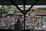 Wisatawan bermain air di wisata pemandian alam Cikoromoy, Kabupaten Pandeglang, Banten, Jumat (2/1/2026). Menurut pengelola, kunjungan ke objek wisata alam tersebut saat libur Tahun Baru 2026 mencapai sekitar 4.000 wisatawan atau meningkat sekitar 50 persen jika dibandingkan hari libur biasa. ANTARA FOTO/Angga Budhiyanto/gp