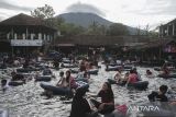 Wisatawan bermain air di wisata pemandian alam Cikoromoy, Kabupaten Pandeglang, Banten, Jumat (2/1/2026). Menurut pengelola, kunjungan ke objek wisata alam tersebut saat libur Tahun Baru 2026 mencapai sekitar 4.000 wisatawan atau meningkat sekitar 50 persen jika dibandingkan hari libur biasa. ANTARA FOTO/Angga Budhiyanto/gp