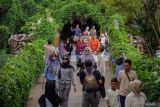 Wisatawan mengunjungi destinasi wisata Jawa Timur Park 3 di Batu, Jawa Timur, Minggu (4/1/2026). Kementerian Pariwisata mencatat kunjungan wisatawan nusantara sepanjang 2025 menunjukkan tren peningkatan, dengan jumlah perjalanan JanuariâOktober 2025 mencapai 997,9 juta perjalanan, naik 18,89 persen dibanding periode yang sama tahun sebelumnya. ANTARA Jatim/Irfan Sumanjaya/mas.