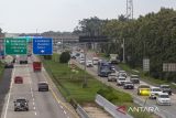 Kendaraan menuju arah Jakarta melintas di Tol Cipali, Palimanan, Cirebon, Jawa Barat, Minggu (4/1/2026). PT Jasa Marga memprediksi puncak arus balik libur Natal 2025 dan Tahun Baru 2026 akan jatuh pada Minggu (4/1) dengan perkiraan sekitar 190 ribu kendaraan yang akan melintas menuju arah Jakarta. ANTARA FOTO/Dedhez Anggara/agr