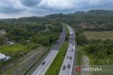 Foto udara sejumlah kendaraan menuju arah Jakarta melintas di Tol Cipali, Palimanan, Cirebon, Jawa Barat, Minggu (4/1/2026). PT Jasa Marga memprediksi puncak arus balik libur Natal 2025 dan Tahun Baru 2026 akan jatuh pada Minggu (4/1) dengan perkiraan sekitar 190 ribu kendaraan yang akan melintas menuju arah Jakarta. ANTARA FOTO/Dedhez Anggara/agr