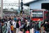 Sejumlah penumpang KRL Commuter Line memadati peron di Stasiun Bogor, Jawa Barat, Minggu (4/1/2026). KAI Commuter mencatat total volume penumpang KRL Commuter Line Jabodetabek dan sekitarnya selama masa angkutan Natal dan Tahun Baru periode 18 Desember 2025 hingga 3 Januari 2026 mencapai 16.954.833 penumpang atau meningkat enam persen dibandingkan periode tahun lalu sebanyak 16.044.800 penumpang. ANTARA FOTO/Arif Firmansyah/rwa. 