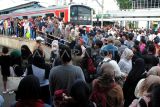 Sejumlah penumpang KRL Commuter Line memadati peron di Stasiun Bogor, Jawa Barat, Minggu (4/1/2026). KAI Commuter mencatat total volume penumpang KRL Commuter Line Jabodetabek dan sekitarnya selama masa angkutan Natal dan Tahun Baru periode 18 Desember 2025 hingga 3 Januari 2026 mencapai 16.954.833 penumpang atau meningkat enam persen dibandingkan periode tahun lalu sebanyak 16.044.800 penumpang. ANTARA FOTO/Arif Firmansyah/rwa. 