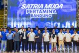 Menteri Pemuda dan Olahraga Erick Thohir (depan tengah) bersama Wakil Gubernur Jawa Barat Erwan Setiawan (depan kelima kanan) dan Wali Kota Bandung M Farhan (depan kelima kiri) berfoto dengan pebasket dan ofisial saat peluncuran tim dan jersei Satria Muda Pertamina Bandung di Gor C-Tra Arena, Bandung, Jawa Barat, Senin (5/1/2026). Satria Muda Pertamina Bandung resmi memperkenalkan 16 pebasket dan 9 ofisial dengan pelatih kepala Djordje Jovicic serta jersei yang berwarna biru, putih dan kuning untuk laga kandang, tandang dan alternatif dalam mengikuti kompetisi basket Indonesia Tahun 2026. ANTARA FOTO/Novrian Arbi/agr