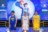 Tiga pebasket Satria Muda Pertamina Bandung Julian Chalias (kiri), Juan Kokodiputra (tengah) dan Pandu Wiguna (kanan) berdiri menggunakan tiga warna jersei saat peluncuran tim dan jersei Satria Muda Pertamina Bandung di Gor C-Tra Arena, Bandung, Jawa Barat, Senin (5/1/2026). Satria Muda Pertamina Bandung resmi memperkenalkan 16 pebasket dan 9 ofisial dengan pelatih kepala Djordje Jovicic serta jersei yang berwarna biru, putih dan kuning untuk laga kandang, tandang dan alternatif dalam mengikuti kompetisi basket Indonesia Tahun 2026. ANTARA FOTO/Novrian Arbi/agr