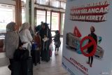 Penumpang Kereta Api Daop 9 Naik 11 persen. Sejumlah calon penumpang kereta api berada di Stasiun Kota Banyuwangi, Jawa Timur, Selasa (6/1/2026). PT Kereta Api Indonesia (Persero) Daop 9 Jember mencatat data Evakuasi pergerakan penumpang selama masa Angkutan Natal dan Tahun Baru 2026 telah melayani 416.945 penumpang atau naik 11 persen dibandingkan dengan periode yang sama tahun lalu. ANTARA Jatim/ Budi Candra Setya/mas.