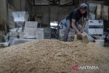 Pekerja mengambil gabah untuk dimasukkan ke mesin penggiling di Sukadiri, Kabupaten Tangerang, Banten, Senin (5/1/2026). Perum Bulog menyatakan akan melanjutkan kebijakan pembelian gabah kering panen (GKP) satu harga senilai Rp6.500 per kilogram pada 2026 sebagai bentuk perlindungan petani, stabilitas produksi dan penguatan serapan padi secara nasional. ANTARA FOTO/Putra M. Akbar/gp