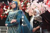 Pekerja merapikan busana pengantin yang dikenakan model saat Manten Expo di Malang, Jawa Timur, Selasa (6/1/2026). Pameran keperluan pernikahan yang berlangsung hingga Minggu (11/1) tersebut menampilkan busana pengantin tren 2026 yang didominasi warna-warna alami dan lembut, seperti sage, dusty blue, terracotta, olive, serta merah burgundy, yang memadukan elegansi modern dengan sentuhan klasik personal untuk menonjolkan kepribadian pengantin. ANTARA Jatim/Ari Bowo Sucipto/mas.