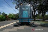 Satu unit mobil sapu otomatis beroperasi di trotoar di Jalan Ahmad Yani, Pontianak, Kalimantan Barat, Senin (5/1/2026). Pemerintah Kota Pontianak melalui Dinas PUPR meluncurkan mobil sapu otomatis untuk meningkatkan kebersihan ruang publik, yang dilengkapi fungsi menyapu, menyiram, dan menyedot debu untuk membersihkan trotoar, taman, serta jalan aspal sebagai bagian dari program Pasukan Hijau Gerak Cepat (PHGC) guna mewujudkan kota yang bersih dan nyaman bagi pejalan kaki. ANTARA FOTO/Jessica Wuysang
