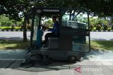 Satu unit mobil sapu otomatis beroperasi di trotoar di Jalan Ahmad Yani, Pontianak, Kalimantan Barat, Senin (5/1/2026). Pemerintah Kota Pontianak melalui Dinas PUPR meluncurkan mobil sapu otomatis untuk meningkatkan kebersihan ruang publik, yang dilengkapi fungsi menyapu, menyiram, dan menyedot debu untuk membersihkan trotoar, taman, serta jalan aspal sebagai bagian dari program Pasukan Hijau Gerak Cepat (PHGC) guna mewujudkan kota yang bersih dan nyaman bagi pejalan kaki. ANTARA FOTO/Jessica Wuysang