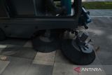 Satu unit mobil sapu otomatis beroperasi di trotoar di Jalan Ahmad Yani, Pontianak, Kalimantan Barat, Senin (5/1/2026). Pemerintah Kota Pontianak melalui Dinas PUPR meluncurkan mobil sapu otomatis untuk meningkatkan kebersihan ruang publik, yang dilengkapi fungsi menyapu, menyiram, dan menyedot debu untuk membersihkan trotoar, taman, serta jalan aspal sebagai bagian dari program Pasukan Hijau Gerak Cepat (PHGC) guna mewujudkan kota yang bersih dan nyaman bagi pejalan kaki. ANTARA FOTO/Jessica Wuysang