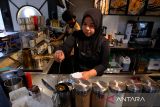 Dua karyawan kedai kopi menyiapkan minuman pesanan pengunjung di Aming, Pontianak, Kalimantan Barat, Selasa (6/1/2026). Pemerintah Kota Pontianak melalui Dewan Pengupahan Kota Pontianak menetapkan Upah Minimum Kota (UMK) Pontianak Tahun 2026 sebesar Rp3.205.220 per bulan, atau meningkat 5,96 persen dibandingkan UMK Tahun 2025 sebesar Rp3.024.820. ANTARA FOTO/Jessica Wuysang