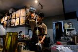 Seorang karyawan kedai kopi menyiapkan minuman teh tarik pesanan pengunjung di Aming, Pontianak, Kalimantan Barat, Selasa (6/1/2026). Pemerintah Kota Pontianak melalui Dewan Pengupahan Kota Pontianak menetapkan Upah Minimum Kota (UMK) Pontianak Tahun 2026 sebesar Rp3.205.220 per bulan, atau meningkat 5,96 persen dibandingkan UMK Tahun 2025 sebesar Rp3.024.820. ANTARA FOTO/Jessica Wuysang