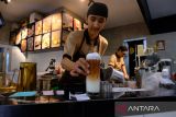 Karyawan kedai kopi menyiapkan minuman teh tarik untuk pengunjung di Aming, Pontianak, Kalimantan Barat, Selasa (6/1/2026). Pemerintah Kota Pontianak melalui Dewan Pengupahan Kota Pontianak menetapkan Upah Minimum Kota (UMK) Pontianak Tahun 2026 sebesar Rp3.205.220 per bulan, atau meningkat 5,96 persen dibandingkan UMK Tahun 2025 sebesar Rp3.024.820. ANTARA FOTO/Jessica Wuysang
