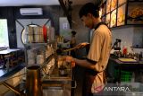 Karyawan kedai kopi menyiapkan minuman pesanan pengunjung di Aming, Pontianak, Kalimantan Barat, Selasa (6/1/2026). Pemerintah Kota Pontianak melalui Dewan Pengupahan Kota Pontianak menetapkan Upah Minimum Kota (UMK) Pontianak Tahun 2026 sebesar Rp3.205.220 per bulan, atau meningkat 5,96 persen dibandingkan UMK Tahun 2025 sebesar Rp3.024.820. ANTARA FOTO/Jessica Wuysang