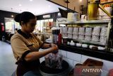 Karyawan kedai kopi membungkus minuman pesanan pengunjung di Aming, Pontianak, Kalimantan Barat, Selasa (6/1/2026). Pemerintah Kota Pontianak melalui Dewan Pengupahan Kota Pontianak menetapkan Upah Minimum Kota (UMK) Pontianak Tahun 2026 sebesar Rp3.205.220 per bulan, atau meningkat 5,96 persen dibandingkan UMK Tahun 2025 sebesar Rp3.024.820. ANTARA FOTO/Jessica Wuysang