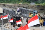 Sejumlah pekerja dan Prajurit TNI AD menyelesaikan pembangunan jembatan bailey penghubung Kabupaten Aceh Tengah dan Kabupaten Nagan Raya di Desa Blang Beurandeh, Kecamatan Beutong Ateuh Banggalang, Nagan Raya, Aceh, Senin (5/1/2026). Kementerian Pekerjaan Umum bersama TNI AD terus berupaya mempercepat penyelesaian pembangunan jembatan bailey yang menghubungkan Kabupaten Aceh Tengah dan Kabupaten Nagan Raya untuk memperlancar akses transportasi dan memulihkan daerah terdampak yang diharapkan dapat selesai pada pertengahan Januari 2026. ANTARA FOTO/Syifa Yulinnas/tom.