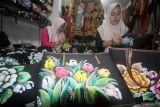 Perajin melukis dengan media tas di industri rumahan Nine Art Gallery, Bulusidokare, Sidoarjo, Jawa Timur, Rabu (7/1/2026). Kerajinan lukis dengan media tas tersebut dipasarkan ke berbagai daerah di Indonesia terutama Surabaya dan dijual dengan harga Rp150.000 hingga Rp300.000 tergantung ukuran. ANTARA Jatim/Umarul Faruq/mas.