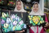 Perajin melukis dengan media tas di industri rumahan Nine Art Gallery, Bulusidokare, Sidoarjo, Jawa Timur, Rabu (7/1/2026). Kerajinan lukis dengan media tas tersebut dipasarkan ke berbagai daerah di Indonesia terutama Surabaya dan dijual dengan harga Rp150.000 hingga Rp300.000 tergantung ukuran. ANTARA Jatim/Umarul Faruq/mas.