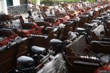 Petugas menata becak listrik bantuan Presiden Prabowo Subianto di halaman Pendopo Kabupaten Trenggalek, Tulungagung, Jawa Timur, Rabu (7/1/2026). Trenggalek menerima 224 unit becak listrik yang merupakan bagian dari program bantuan pribadi Presiden melalui Yayasan Gerakan Solidaritas Nasional untuk disalurkan kepada pengayuh becak, terutama lansia, untuk meningkatkan kesejahteraan dan produktivitas kerja mereka di tengah tantangan ekonomi. ANTARA Jatim/Destyan Sujarwoko/mas.