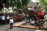Petugas menurunkan becak listrik bantuan Presiden Prabowo Subianto di halaman Pendopo Kabupaten Trenggalek, Tulungagung, Jawa Timur, Rabu (7/1/2026). Trenggalek menerima 224 unit becak listrik yang merupakan bagian dari program bantuan pribadi Presiden melalui Yayasan Gerakan Solidaritas Nasional untuk disalurkan kepada pengayuh becak, terutama lansia, untuk meningkatkan kesejahteraan dan produktivitas kerja mereka di tengah tantangan ekonomi. ANTARA Jatim/Destyan Sujarwoko/mas.
