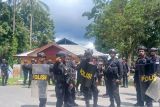 Pasukan Brimob Batalyon B Polda Papua Tengah bersiaga dengan peralatan lengkap untuk menghalau dua kelompok warga yang bertikai di Kwamki Narama, Mimika, Selasa (06/01/2026).